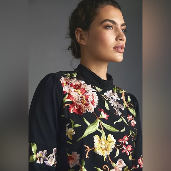 LIKE NEW- TINY BY ANTHROPOLOGIE Embroidered FLORAL BLOUSE - Size small - Picture 3 of 10